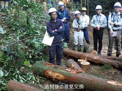 造材後の意見交換の様子