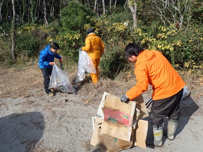 ごみを回収する参加者