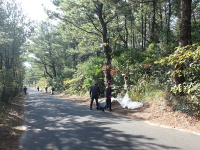 道路脇に投げ捨てられたゴミも回収する様子