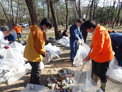 回収したゴミを分別する参加者