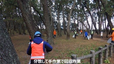 分散して手作業で回収作業の様子