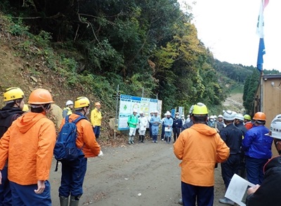 現場に集合した職員と参加者の様子