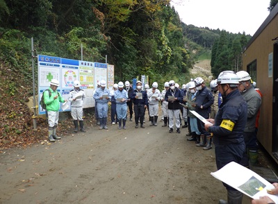 資料と工事概要を聞きながら現場の状況を確認する参加者