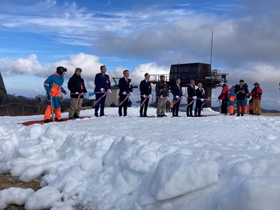 雪上でのセレモニーの様子