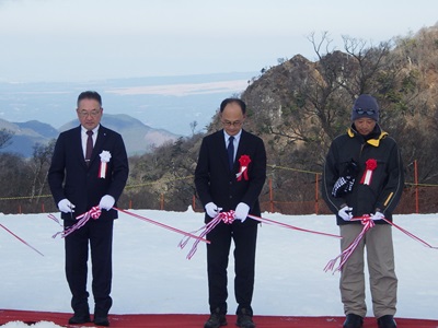 テープカットをする局長