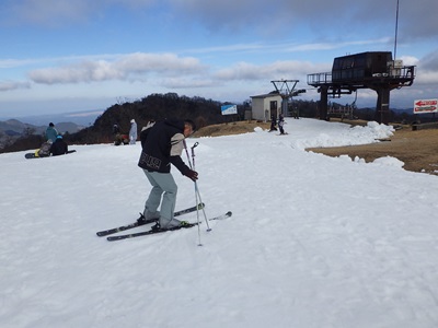 これから滑ろうとするスキーヤー