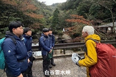倒伏した弥生杉見学のため白谷雲水峡で説明