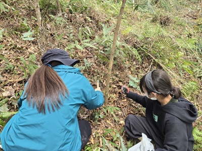 施肥を行う先生と児童