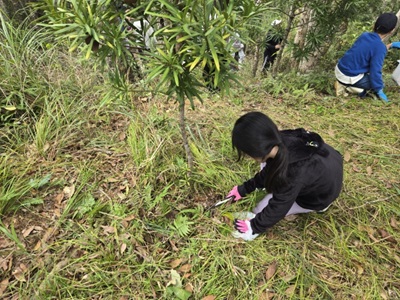 施肥中の児童（女の子）