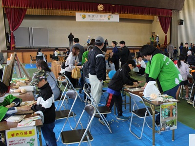 会場の様子とセンターのブースの様子