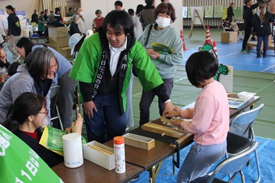 カンナをかける女の子
