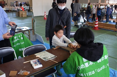 箸作りに挑戦する男の子