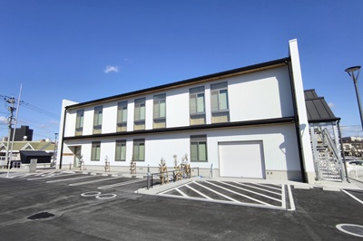 新庁外観(駐車場から)