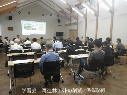 学習会、再造林コストの削減に係る取組説明の様子