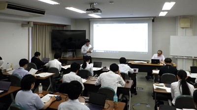研修での発表の様子
