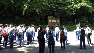 菊池渓谷で説明を受ける様子