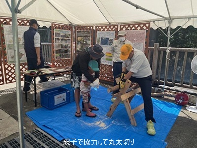 親子で協力して丸太切り