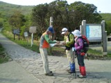 登山者にチラシを配布してマナーを呼びかけ