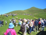 記念品を受け取って登山を開始する参加者