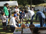 丸太切り体験の様子