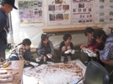 木の円盤を磨いている様子
