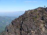 傾山近景、中央遠方はくじゅう連山（春）