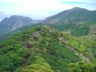 星生山と三俣山