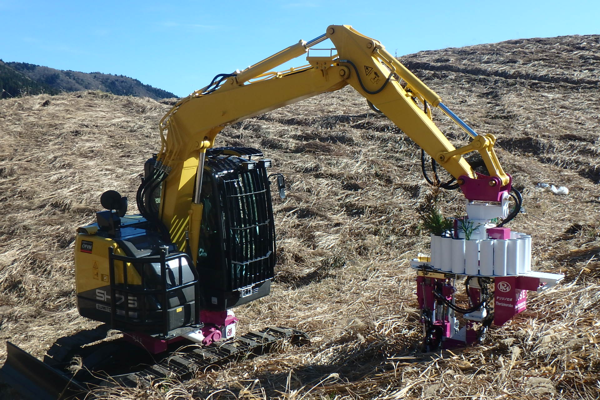 【植栽】コンテナ植穴の掘削、植付、転圧を作業