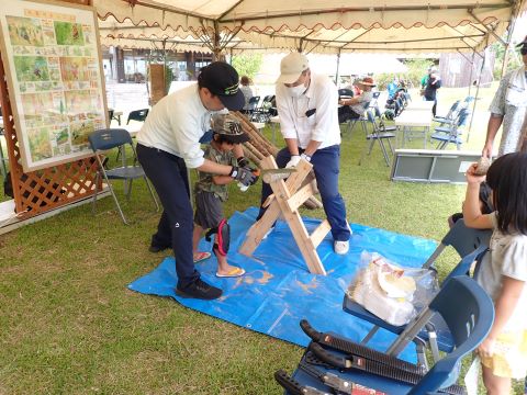 慎重に綺麗に鋸を引いて切り進める参加者