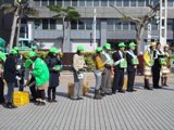 募金をする人たち