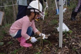 児童の施肥の様子