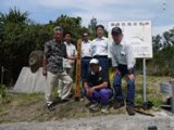 記念標柱前での写真撮影