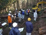 西米良村の民有林内での間伐研修 