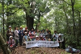 森の巨人「コウヤマキ」の前での記念撮影