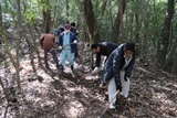 コウヤマキ歩道を補修整備している様子