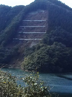 山地災害を防止に努めている一ツ瀬ダム周辺の森林（地滑り復旧工事の様子）