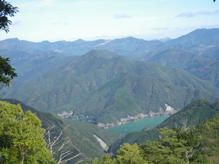 一ツ瀬ダムに水を湛える森林