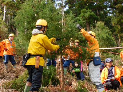 説明と実演に聞き入る参加者1