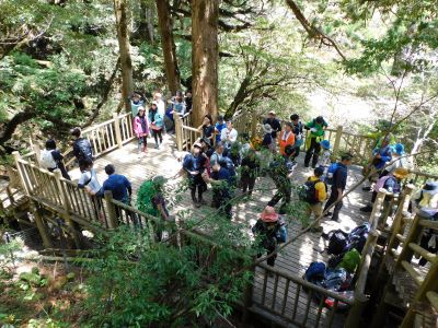 南側の展望デッキと登山者