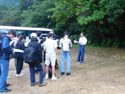 熱心に説明を聞く生徒たち