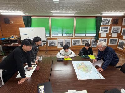 生徒からの質問に答える様子