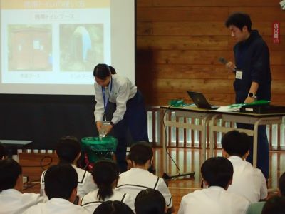 携帯トイレの設置を実演