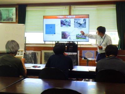 土埋木の搬出方法を説明する田中主任森林整備官