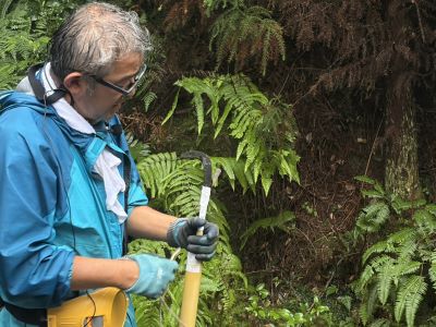 調査道具を説明する渡辺教授