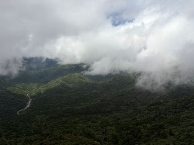 雲がかかる奥岳を太鼓岩から望む
