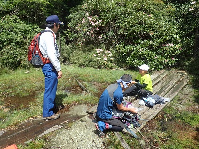 鹿之沢小屋で登山者情報交換