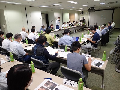 初日の現地調査を踏まえた検討会の様子