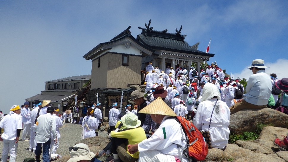 石鎚神社頂上社に参拝者がたくさん集まっている様子