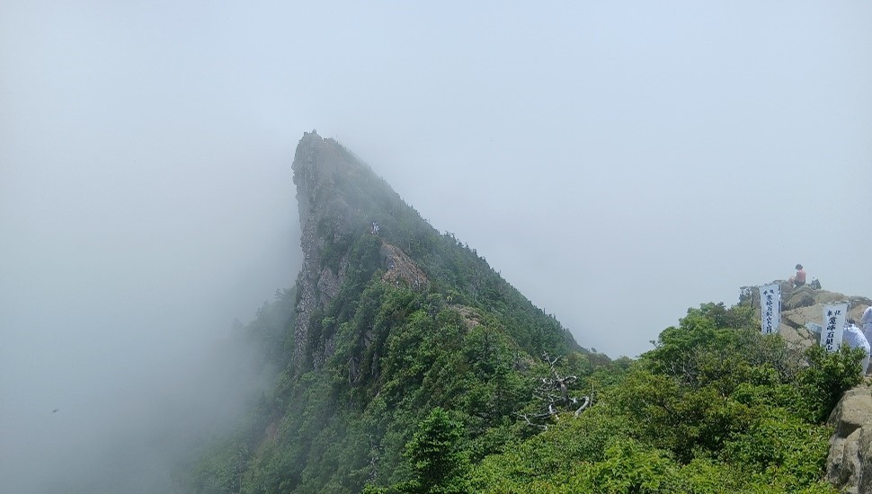 霧に隠れる天狗岳