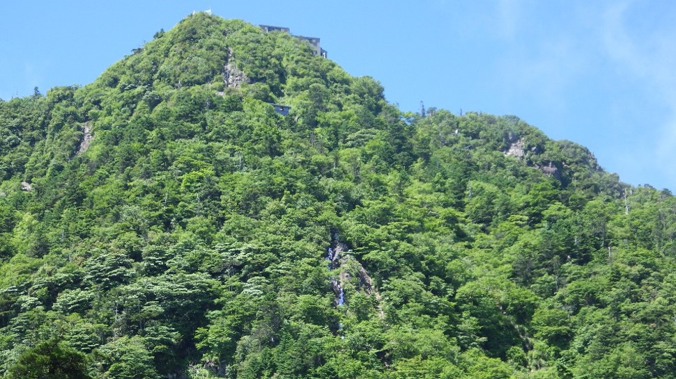 鎖場を登る参拝者を遠望から見た様子